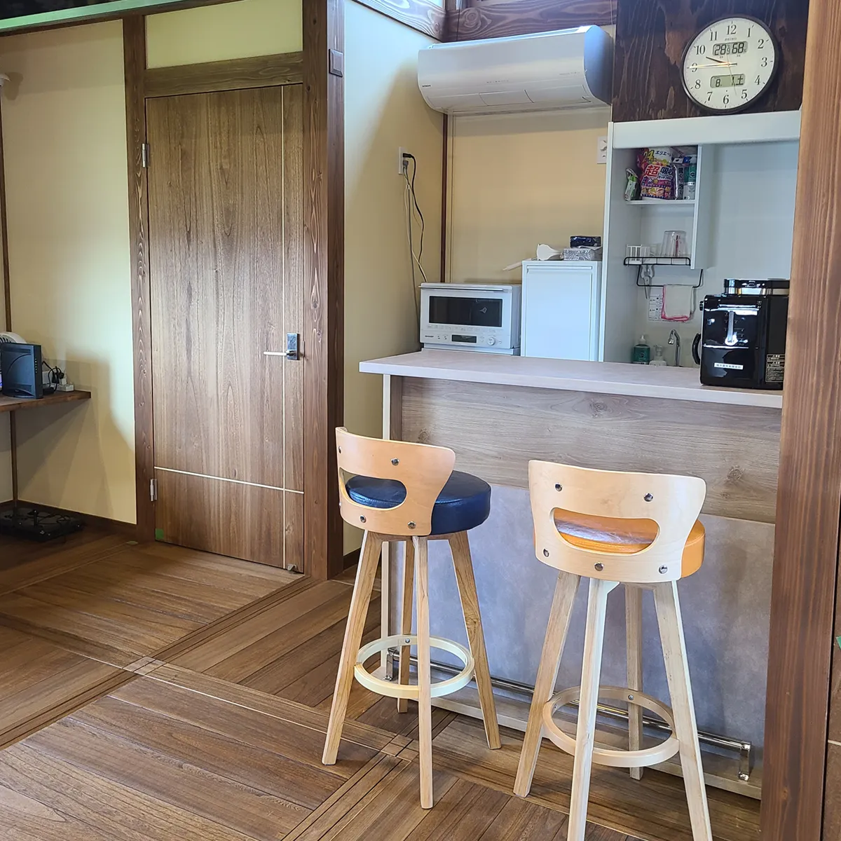 福井電気有限会社のゲーミングルームのカフェカウンター