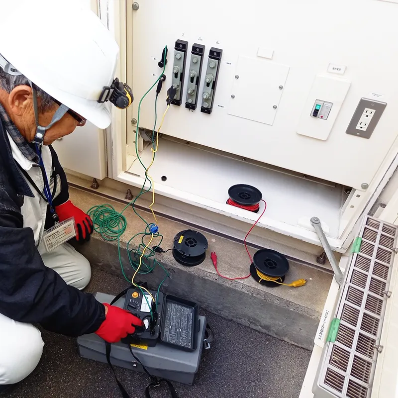 福井電気の配電設備のメンテナンス業務風景