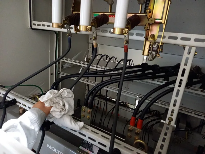 福井電気有限会社の電気工作物年次点検の様子