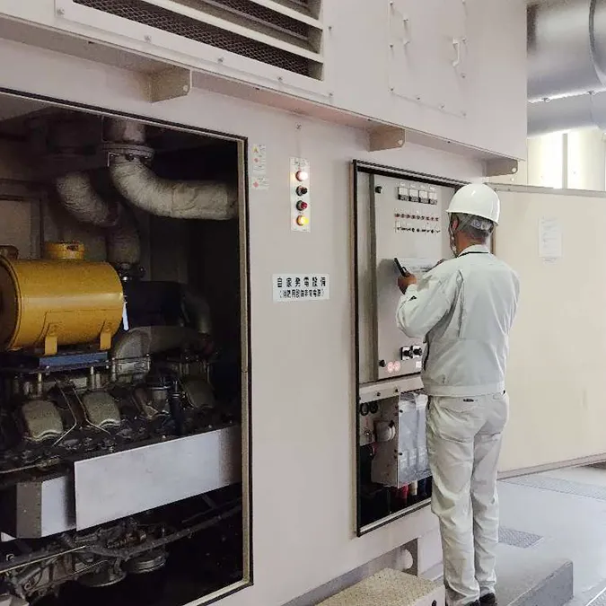 福井電気の工場配電設備のメンテナンス業務風景