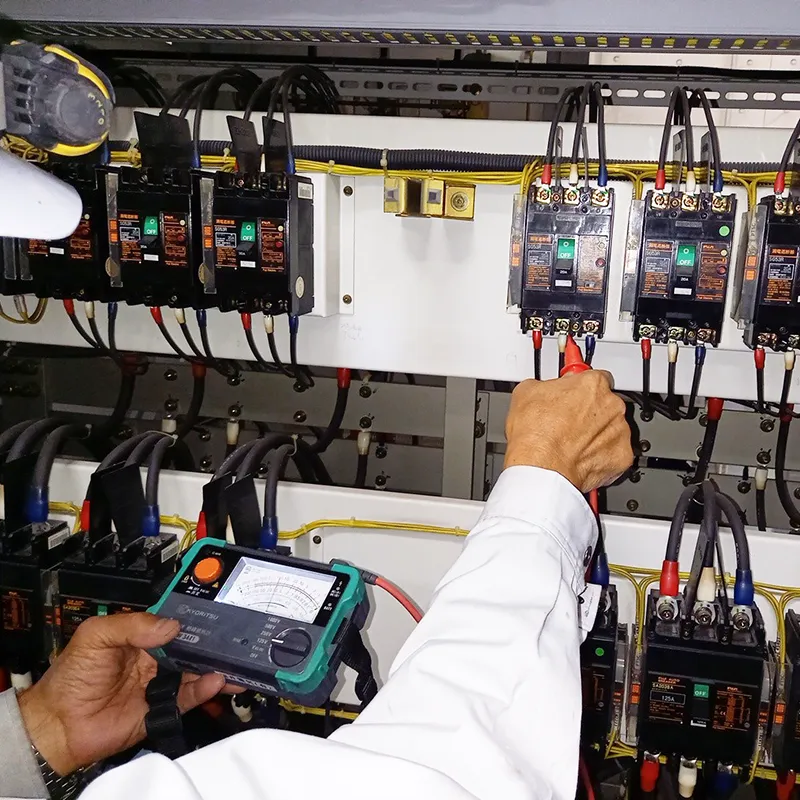 福井電気のクライアント訪問後の電気設備の定期点検業務の作業風景